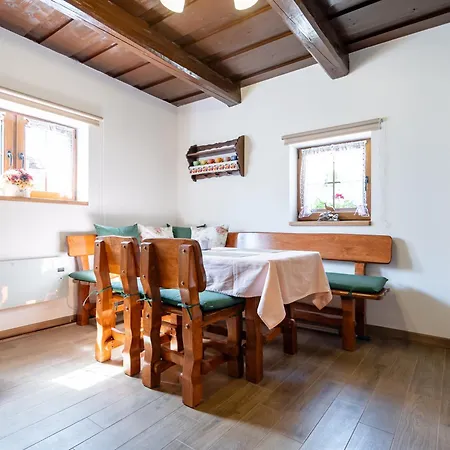 Drevenicka V Durcinej - Julia Nyaraló *