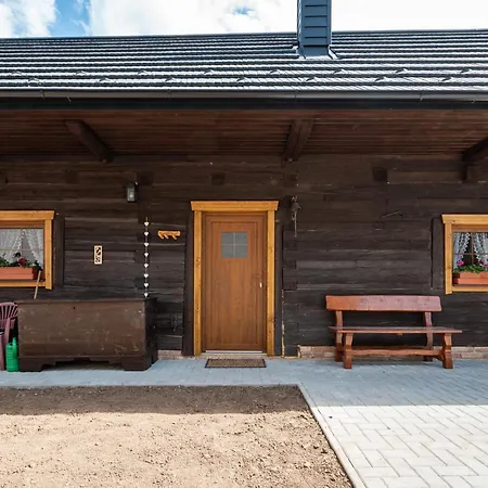 Drevenicka V Durcinej - Julia Nyaraló *