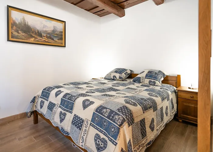 Drevenicka V Durcinej - Julia *